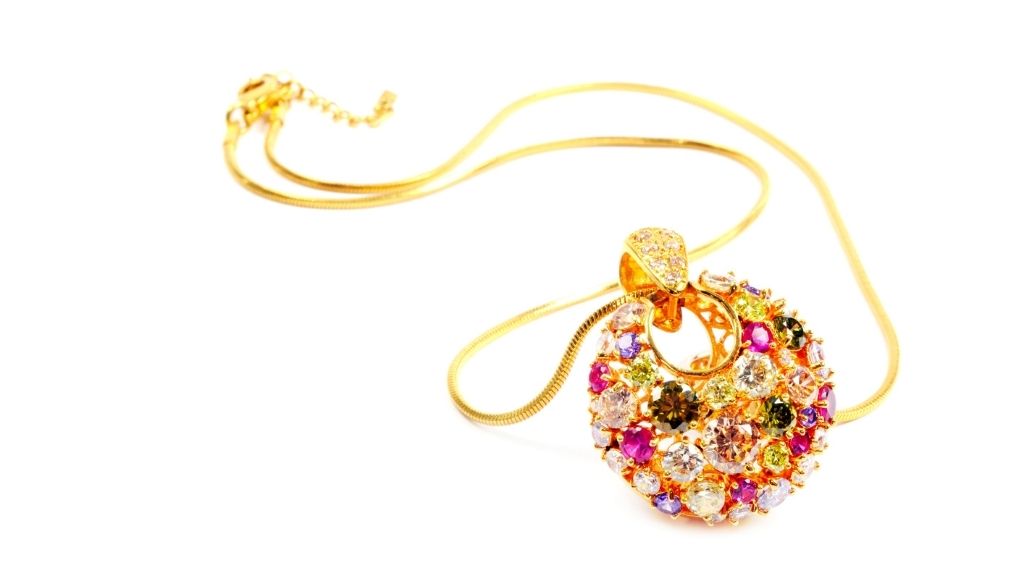 Which Backgrounds Work Best for Jewelry Pictures?